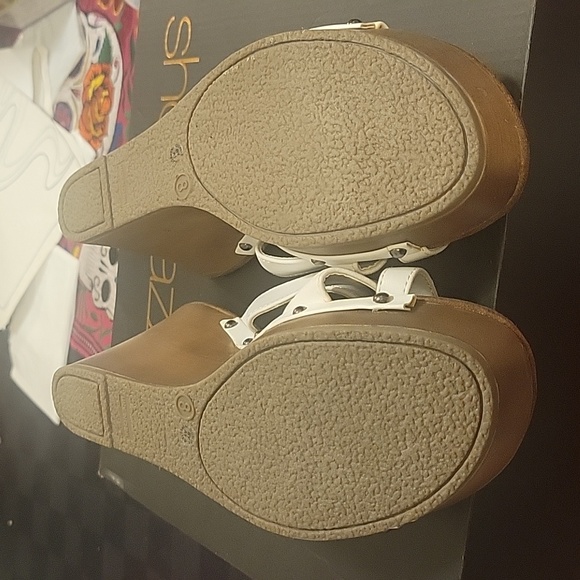 Decree White Wedge Sandles - Picture 4 of 4